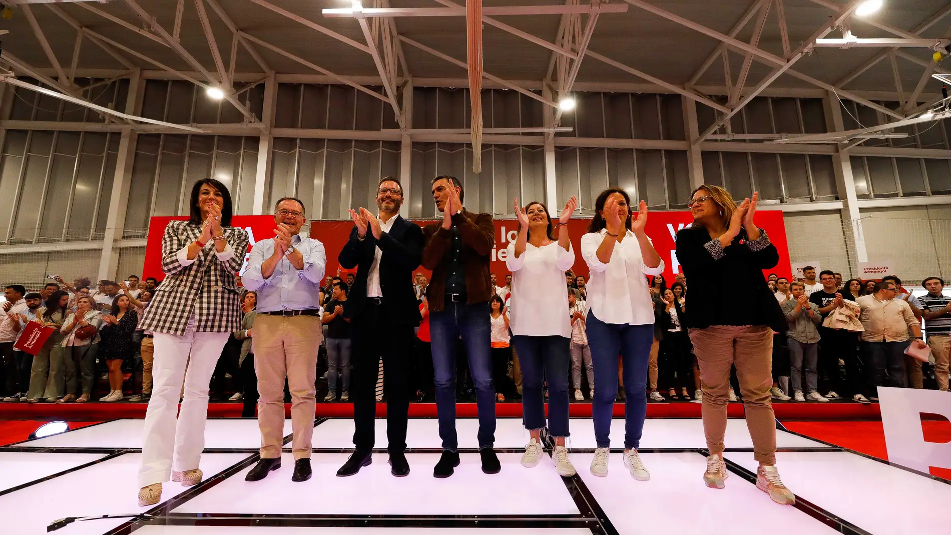 El presidente del Gobierno, Pedro Sánchez, en un acto en Palma, junto a los candidatos del PSIB en Baleares. 