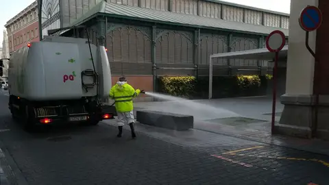 Los trabajadores de Urbaser amenazan con una huelga de carácter indefinido en el servicio de limpieza .