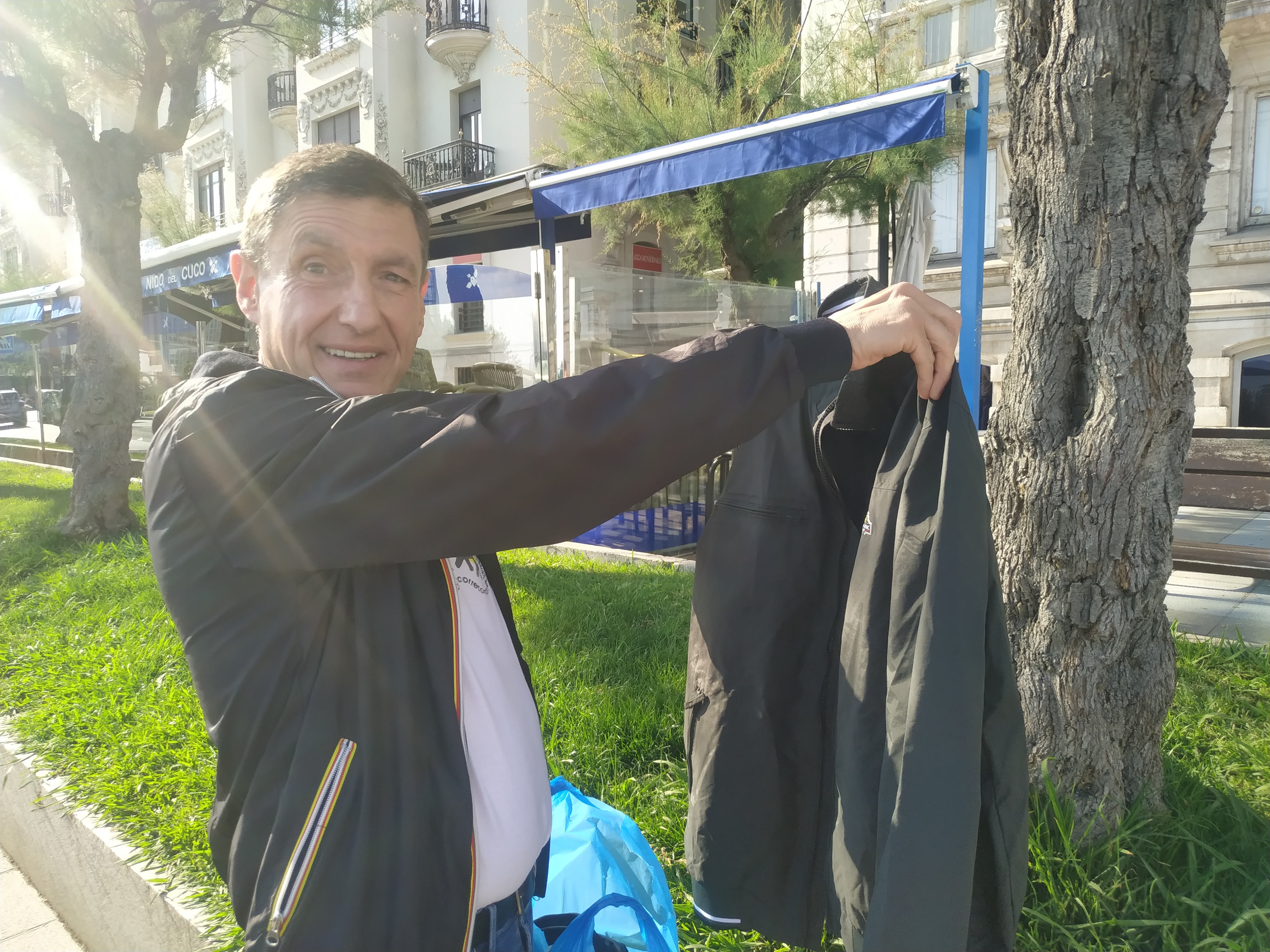 La cazadora de Alberto Núñez Feijoo entra en campaña en Santander La cazadora de Alberto Núñez Feijoo entra en campaña en Santander