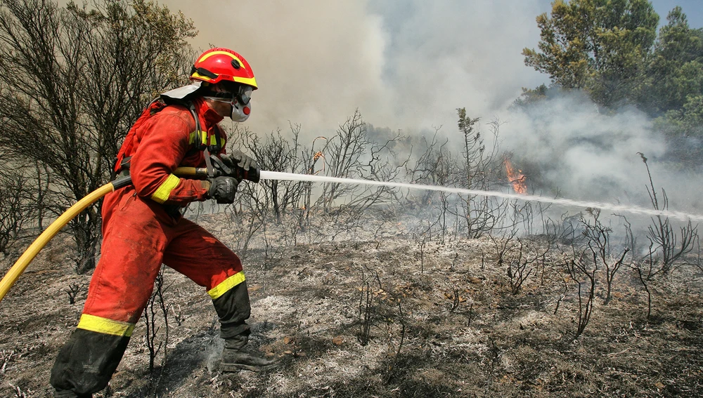 Efectivos de la UME trabajando en la lucha contra los incendios forestales