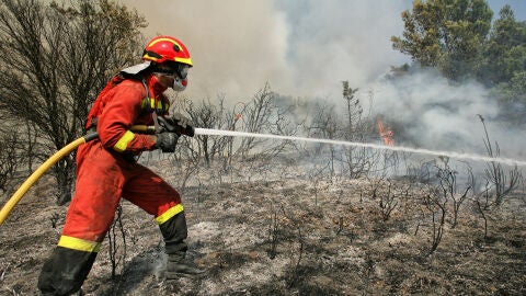 Efectivos de la UME trabajando en la lucha contra los incendios forestales