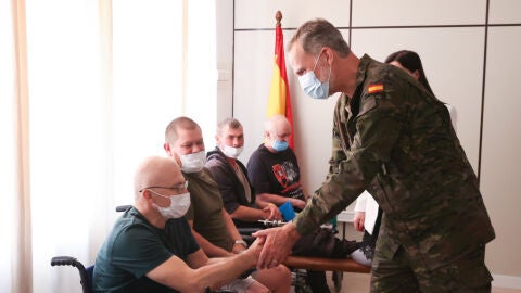 Felipe VI saluda a los combatientes ucranianos, civiles y militares, que se recuperan en España.