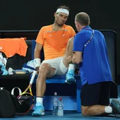 Un fisio trata a Rafa Nadal en el Abierto de Australia. Un fisio trata a Rafa Nadal en el Abierto de Australia.