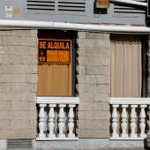 Imagen de archivo de un cartel de alquiler en un piso de Madrid. 