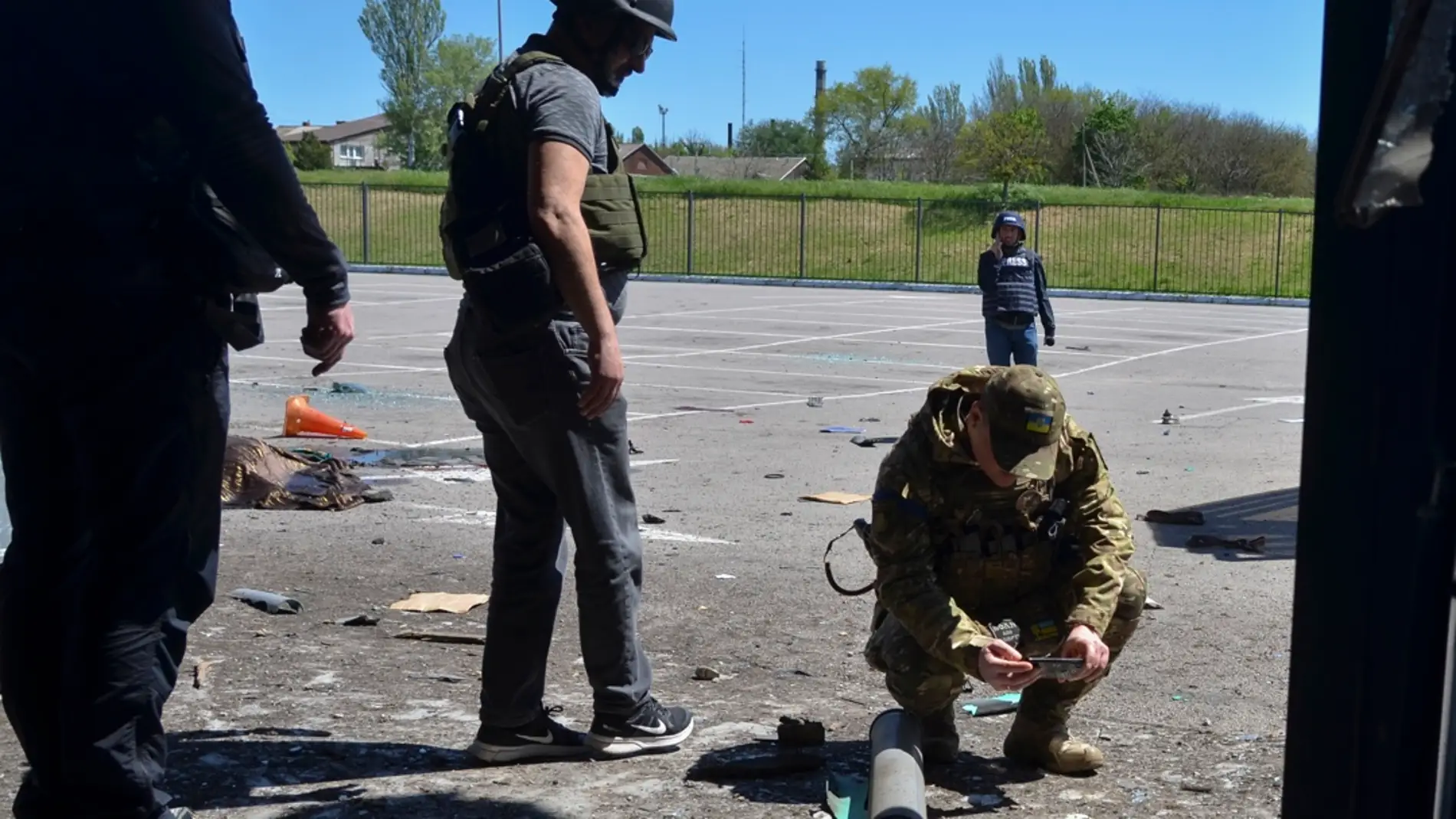 Imagen de archivo de militares ucranianos inspeccionando los daños causados por un ataque ruso. 