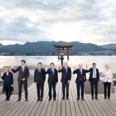 Los principales líderes mundiales posan para la foto en Hiroshima durante la reunión del G7 en Japón