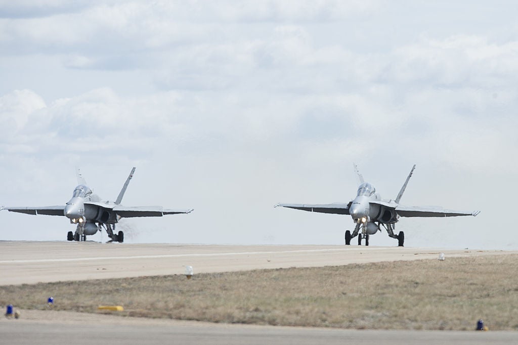 Un caza F18 se estrella en la Base de Zaragoza y el piloto consigue eyectarse a tiempo Un caza F18 se estrella en la Base de Zaragoza y el piloto consigue eyectarse a tiempo