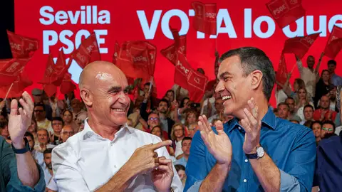 El presidente del Gobierno y secretario general del PSOE, Pedro Sánchez, junto al alcalde de Sevilla y candidato socialista a la reelección, Antonio Muñoz(i) durante el acto de campaña para las elecciones municipales del 28 de mayo hoy sábado en el Palacio de Congresos de la capital andaluza. Encuestas elecciones 28M: El PP cerca al PSOE en Sevilla, recupera grandes ciudades y refuerza mayorías