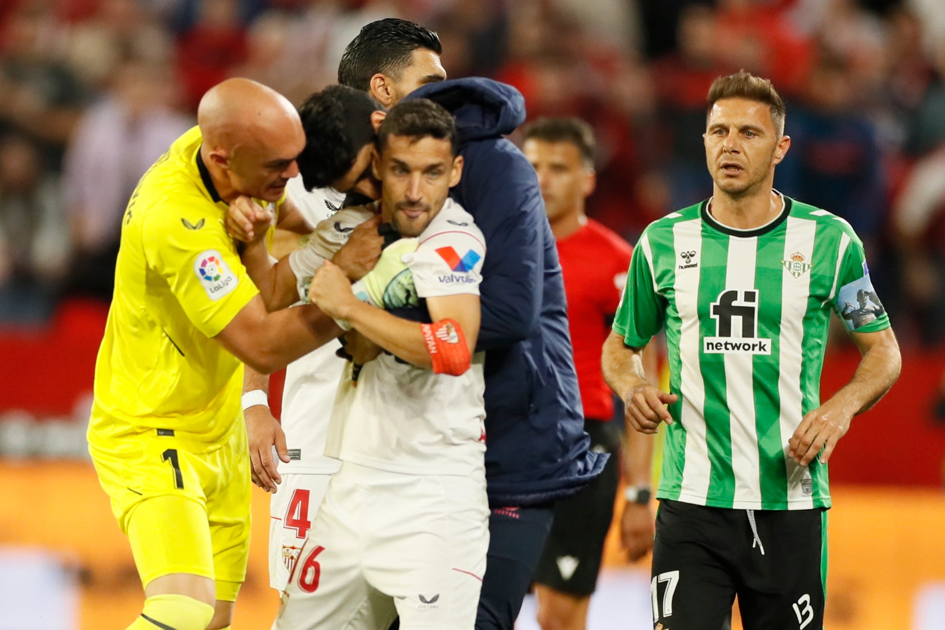Miranda calentó un derbi sin goles con un 'entradón' a Navas Miranda calentó un derbi sin goles con un 'entradón' a Navas