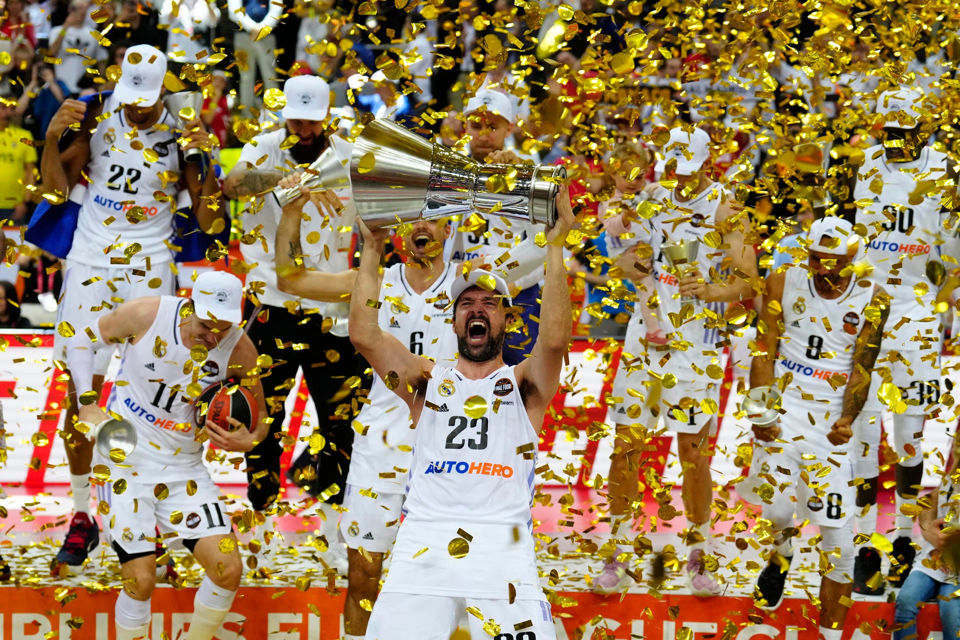 El Real Madrid, campeón de la Euroliga gracias a una canasta de Llull a tres segundos del final El Real Madrid, campeón de la Euroliga gracias a una canasta de Llull a tres segundos del final
