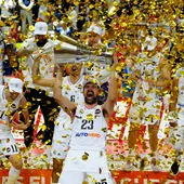 El Real Madrid, campeón de la Euroliga gracias a una canasta de Llull a tres segundos del final El Real Madrid, campeón de la Euroliga gracias a una canasta de Llull a tres segundos del final