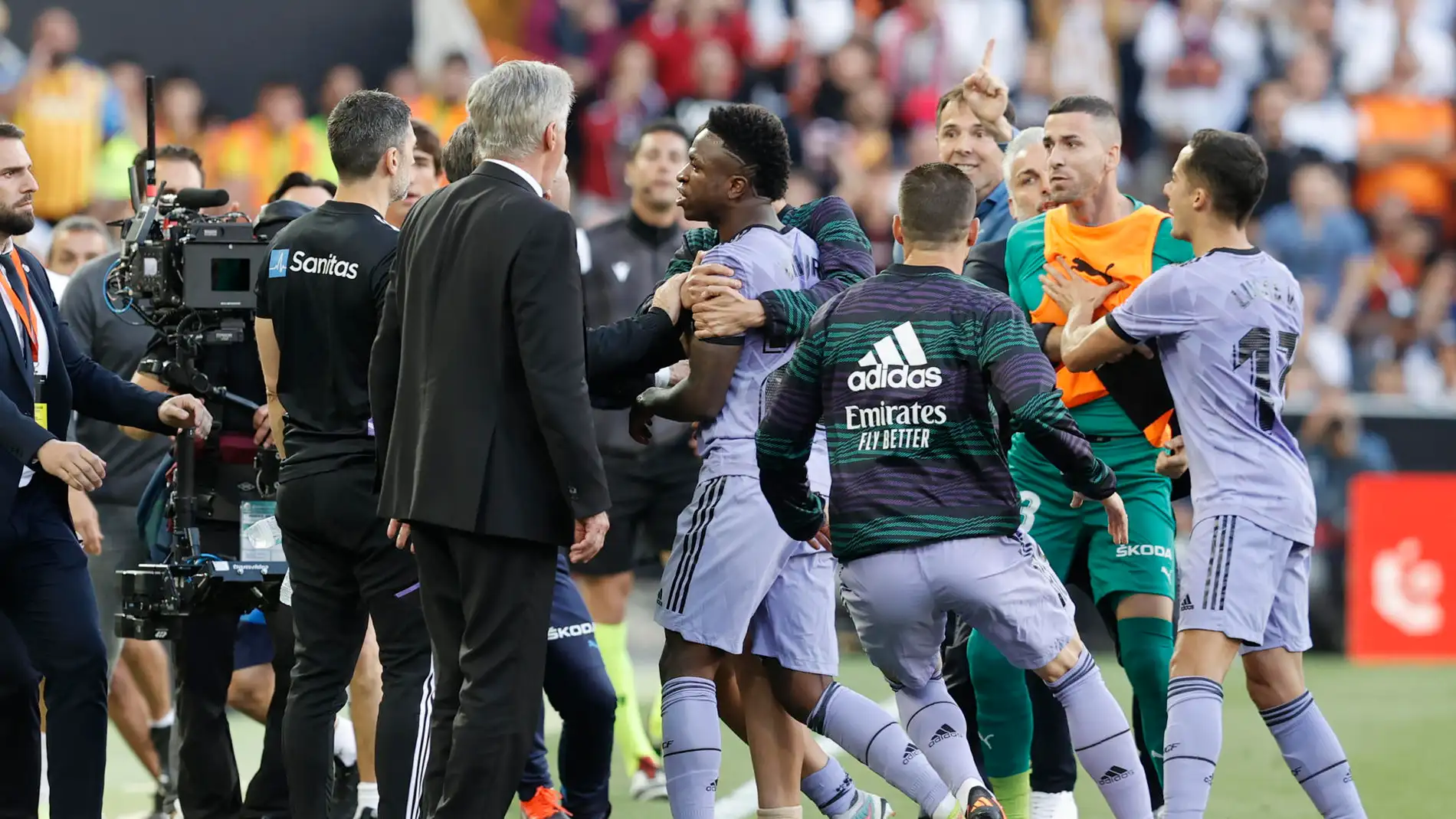 Imagen de la polémica con Vinicius en el partido entre Valencia y Real Madrid en Mestalla