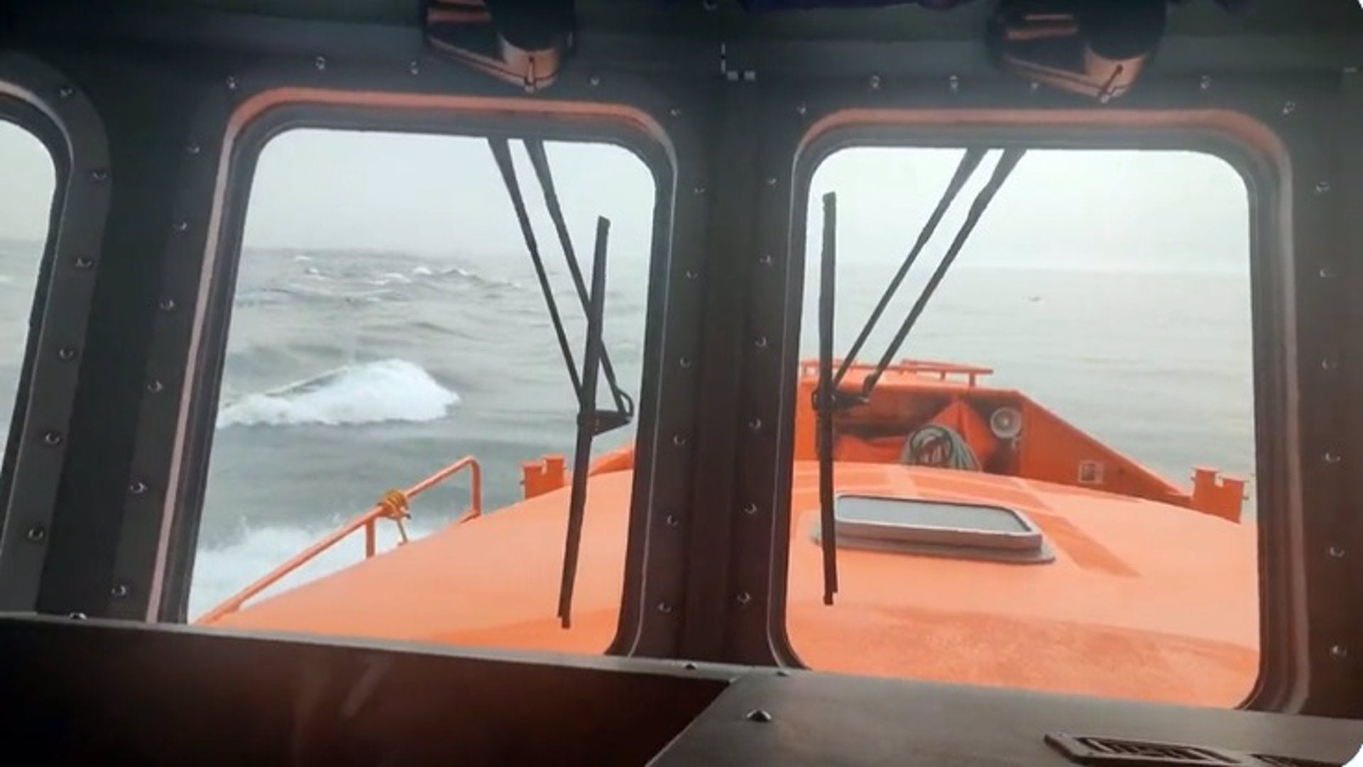 Tres tripulantes rescatados en aguas de Tarifa tras impactar un grupo de orcas con el velero en el que viajaban Tres tripulantes rescatados en aguas de Tarifa tras impactar un grupo de orcas con el velero en el que viajaban