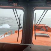 Tres tripulantes rescatados en aguas de Tarifa tras impactar un grupo de orcas con el velero en el que viajaban