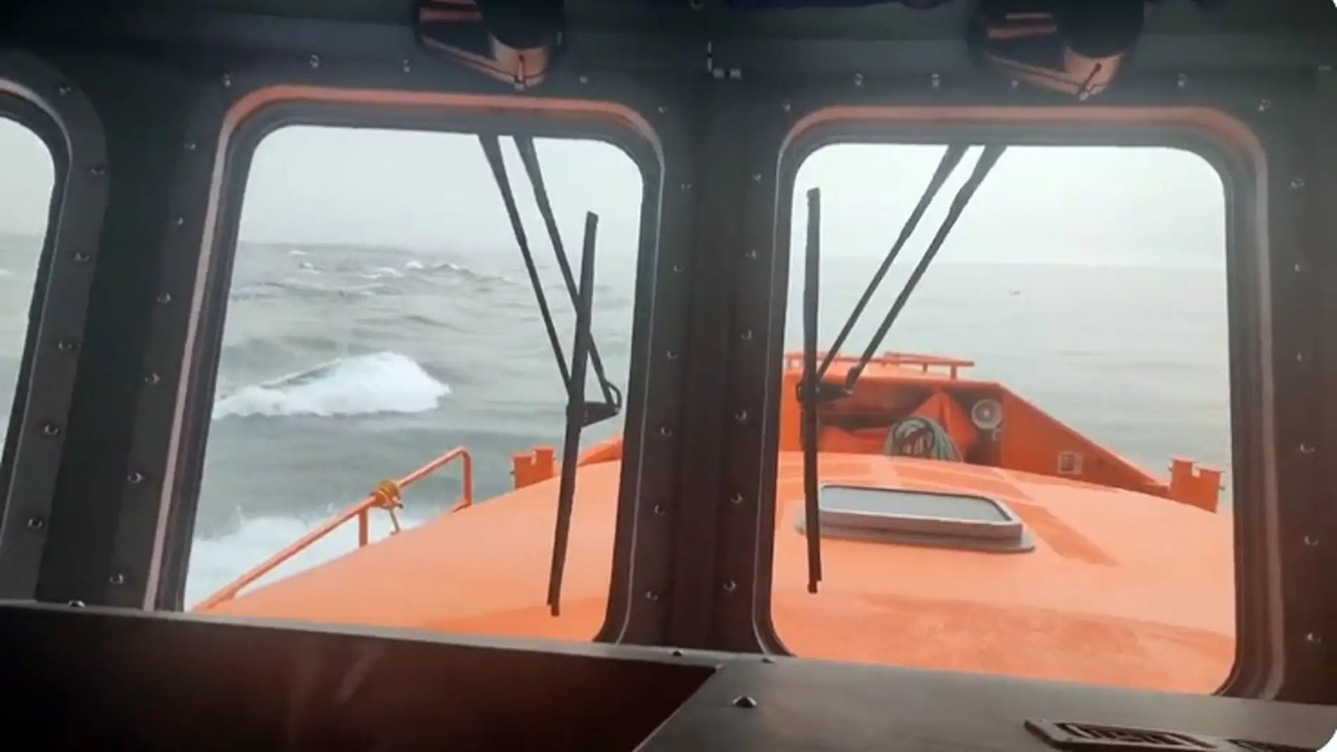 Tres tripulantes rescatados en aguas de Tarifa tras impactar un grupo de orcas con el velero en el que viajaban