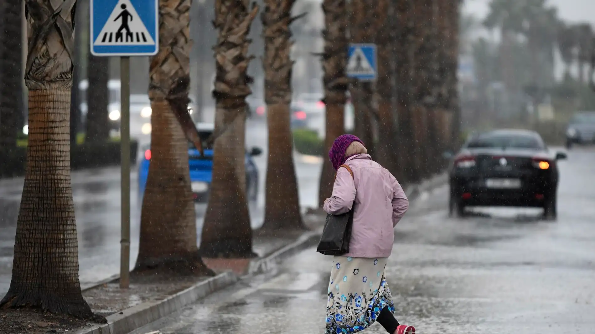 Una persona camina bajo la lluvia en el municipio almeriense de Aguadulce.