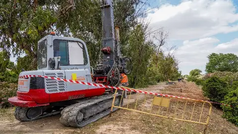 Comienza la construcción de la pantalla que reducirá la contaminación acústica que sufren los vecinos del barrio torrejonero de los Fresnos por el tráfico de la M-206 Maquinaria preparada para la instalación de una pantalla acústica en el barrio de los Fresnos de Torrejón de Ardoz