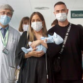 La pareja formada por Tamara y Jesús posan con el conseller de Salud y el doctor Francisco Carmona.