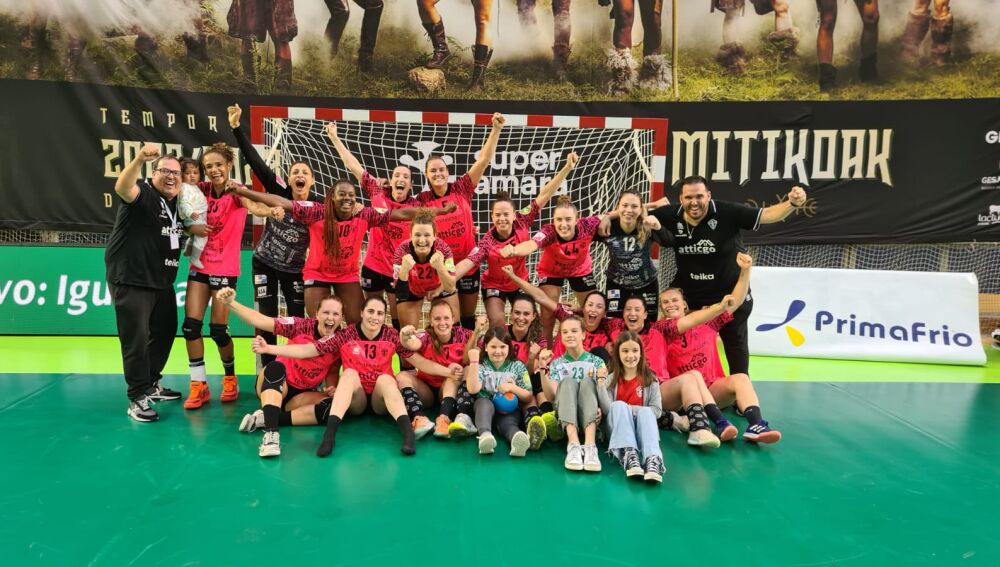 La plantilla del Atticgo Club Balonmano Elche celebra su pase a la final de la Liga Guerreras Iberdrola en la pista de Bera Bera San Sebastián