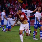 Pedro León se besa el escudo en la celebración de un gol con el Real Murcia en El Collao. Mayo 2023