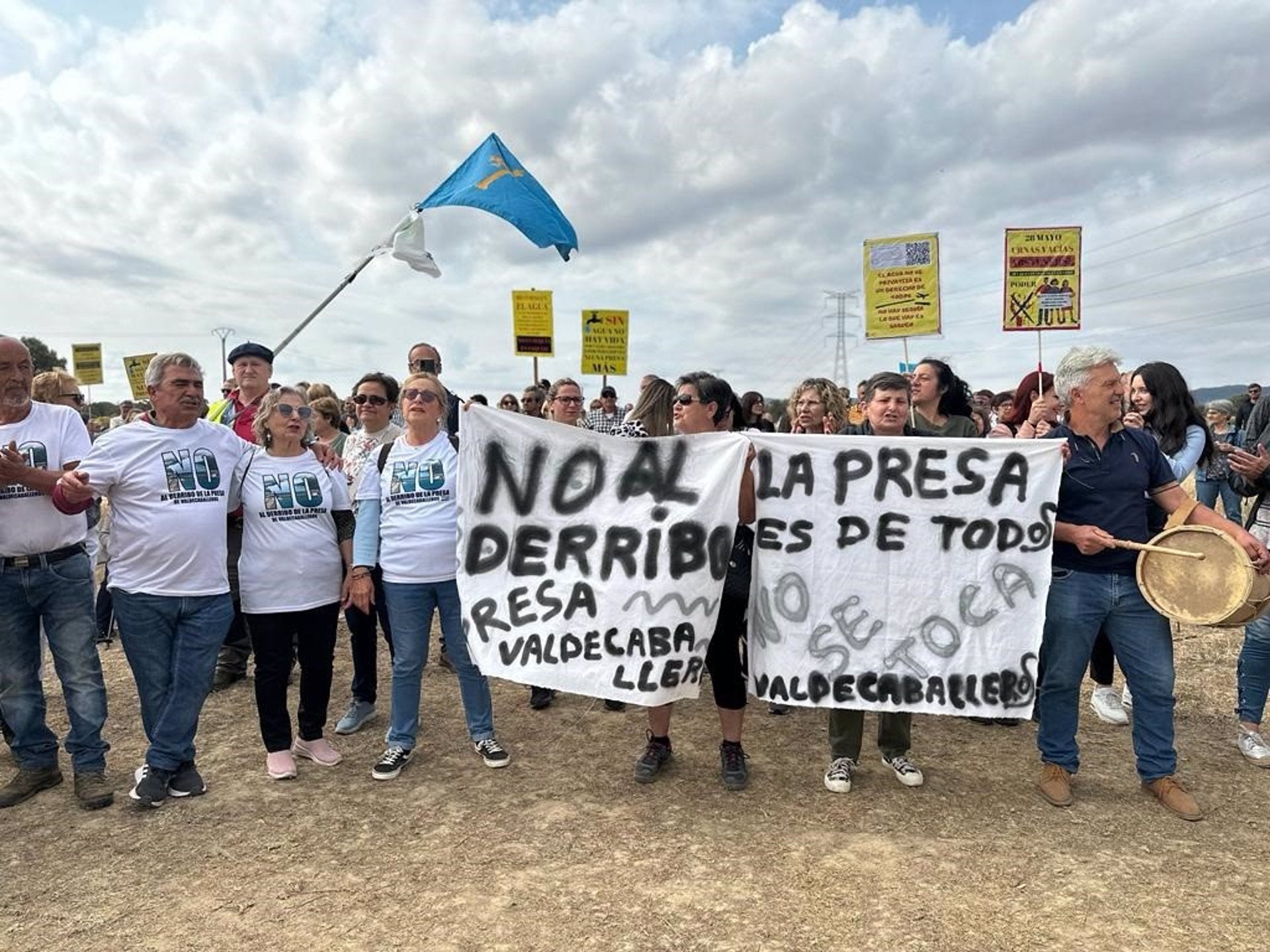 Vecinos de Valdecaballeros se concentraban este domingo en contra del derribo de la presa Vecinos de Valdecaballeros se concentraban este domingo en contra del derribo de la presa
