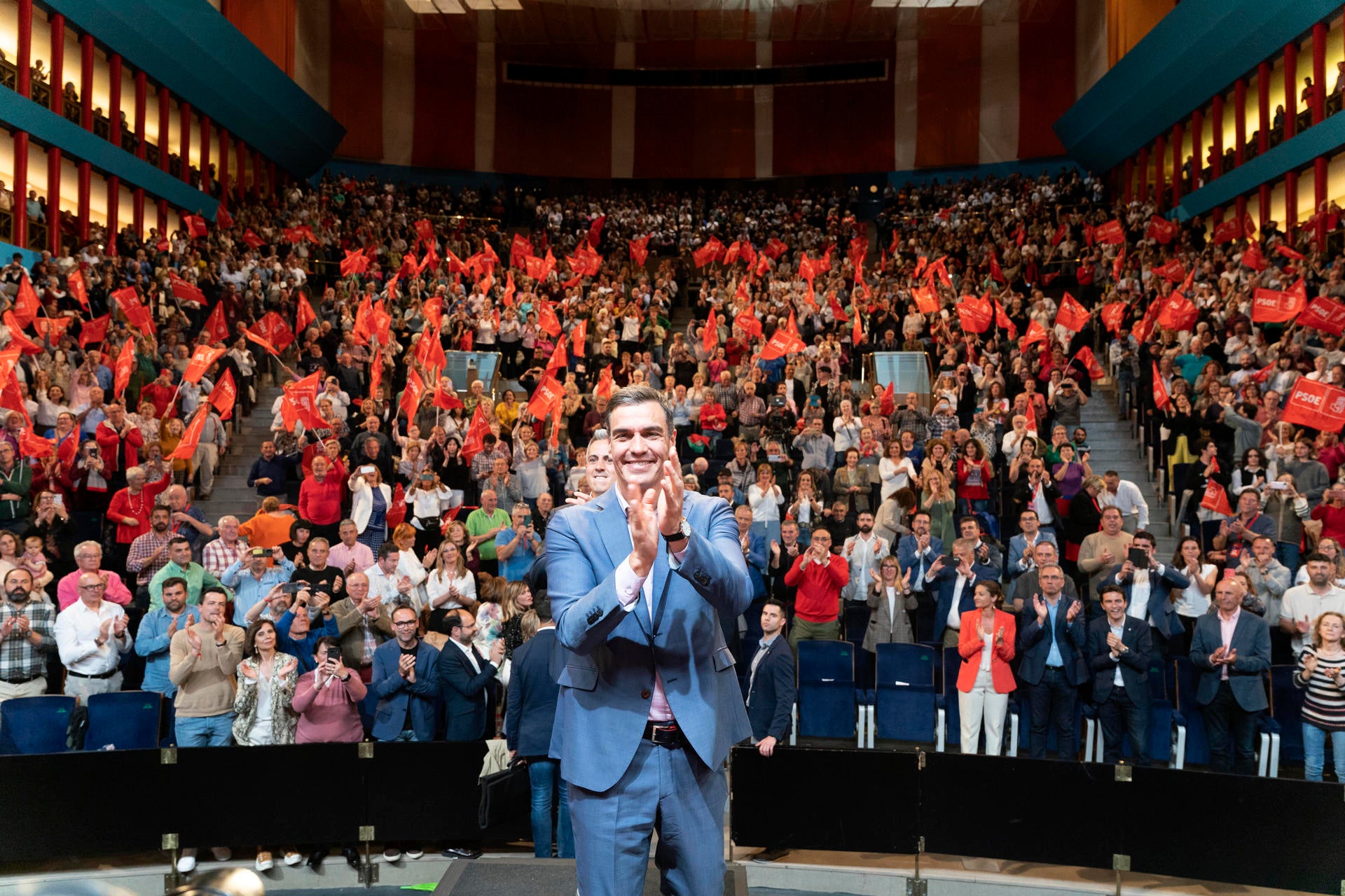 Sánchez anuncia que el Gobierno aprobará este martes la ley de paridad que afecta a los órganos institucionales Sánchez anuncia que el Gobierno aprobará este martes la ley de paridad que afecta a los órganos institucionales