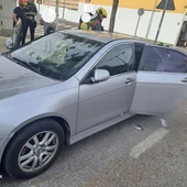 Los bomberos pudieron finalmente abrir una puerta del coche y rescatar al bebé Los bomberos pudieron finalmente abrir una puerta del coche y rescatar al bebé
