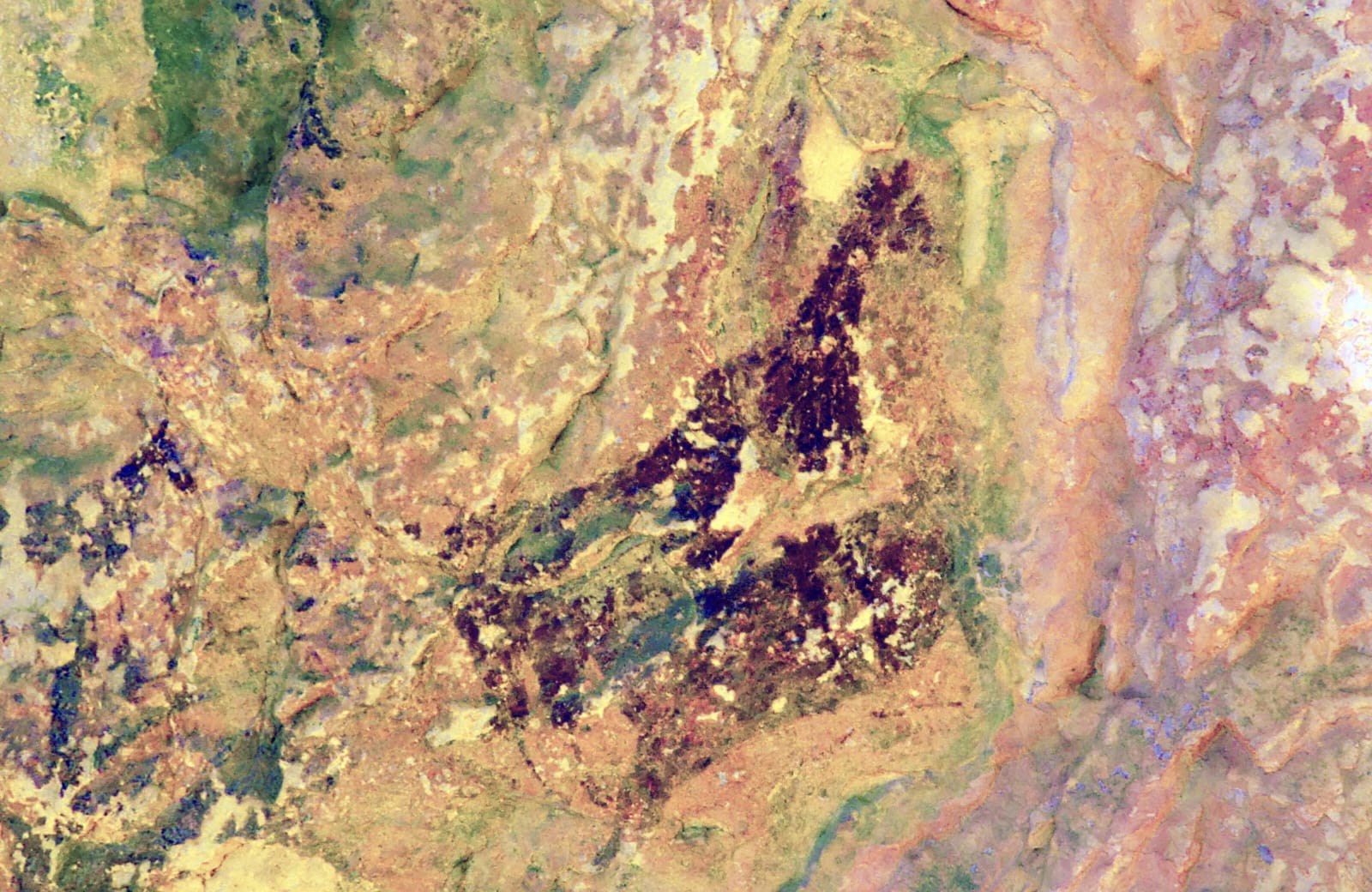 Un dron descubre pinturas rupestres del Neolítico en unas cuevas de Alicante Un dron descubre pinturas rupestres del Neolítico en unas cuevas de Alicante