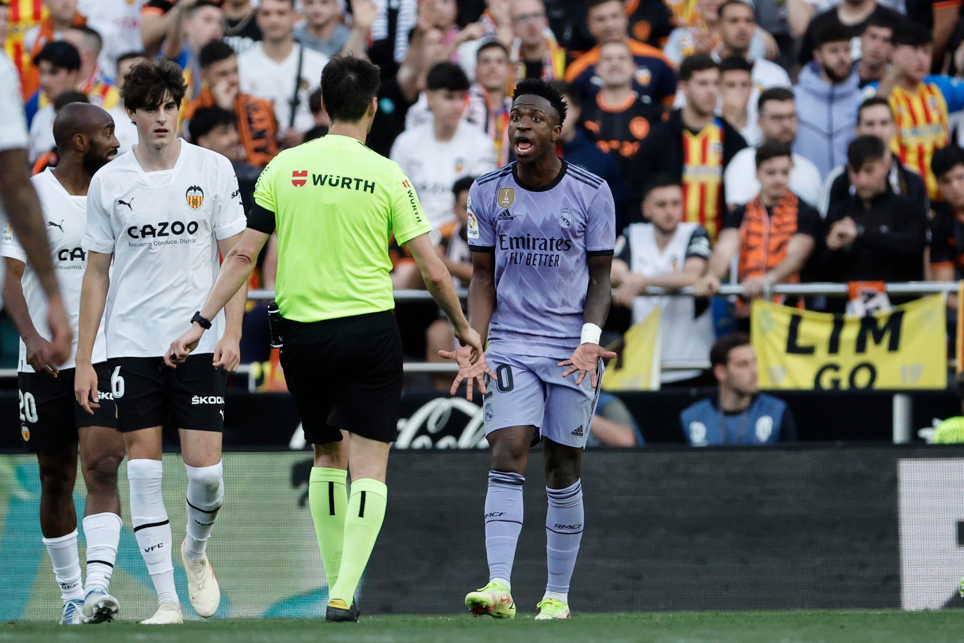 Tertulia: ¿Es justa la sanción al Valencia y que se quite la roja a Vinicius? Tertulia: ¿Es justa la sanción al Valencia y que se quite la roja a Vinicius?