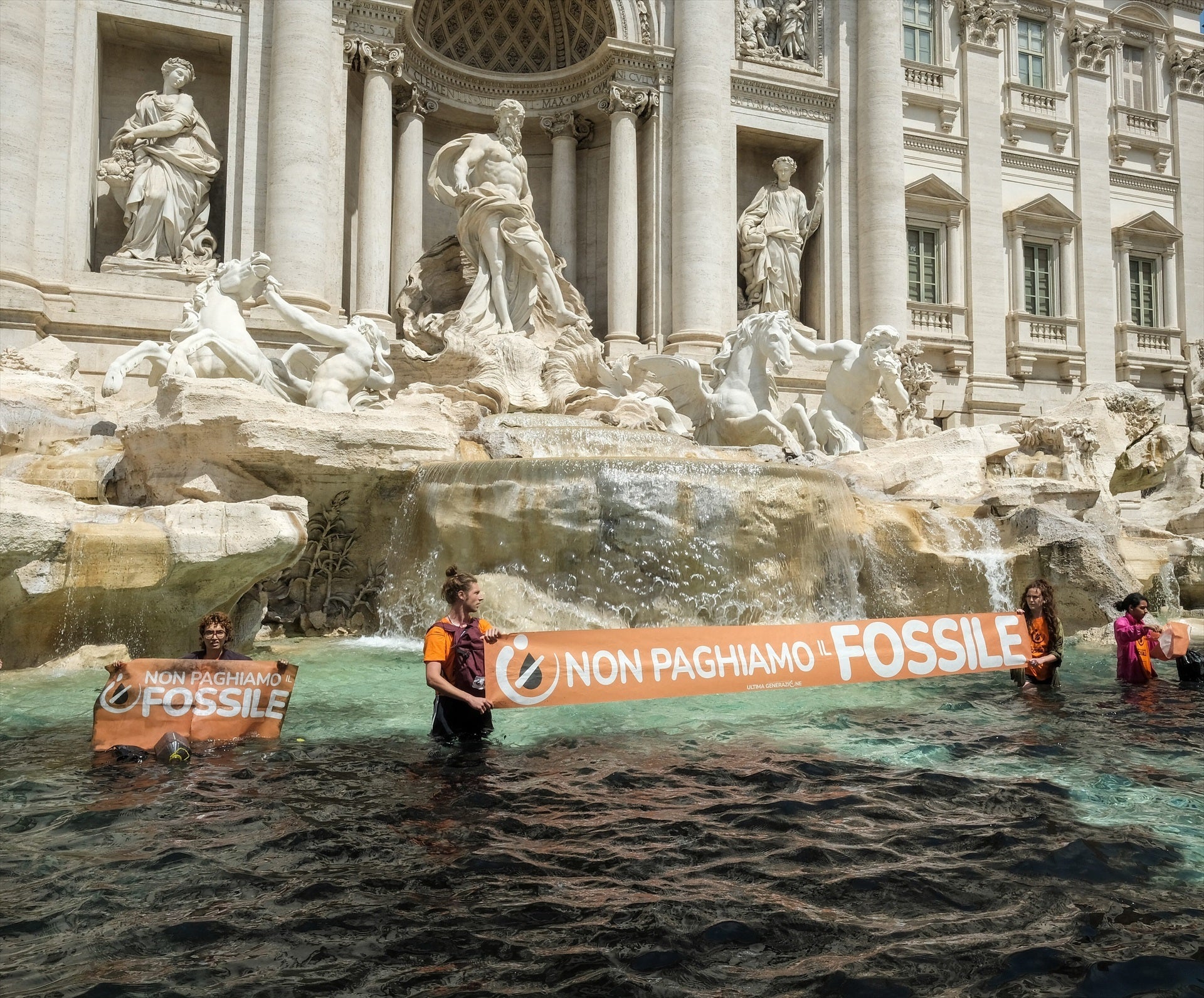 Detienen a nueve activistas climáticos por arrojar líquido negro a la Fontana di Trevi Detienen a nueve activistas climáticos por arrojar líquido negro a la Fontana di Trevi
