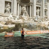 Activistas atacan la Fontana di Trevi