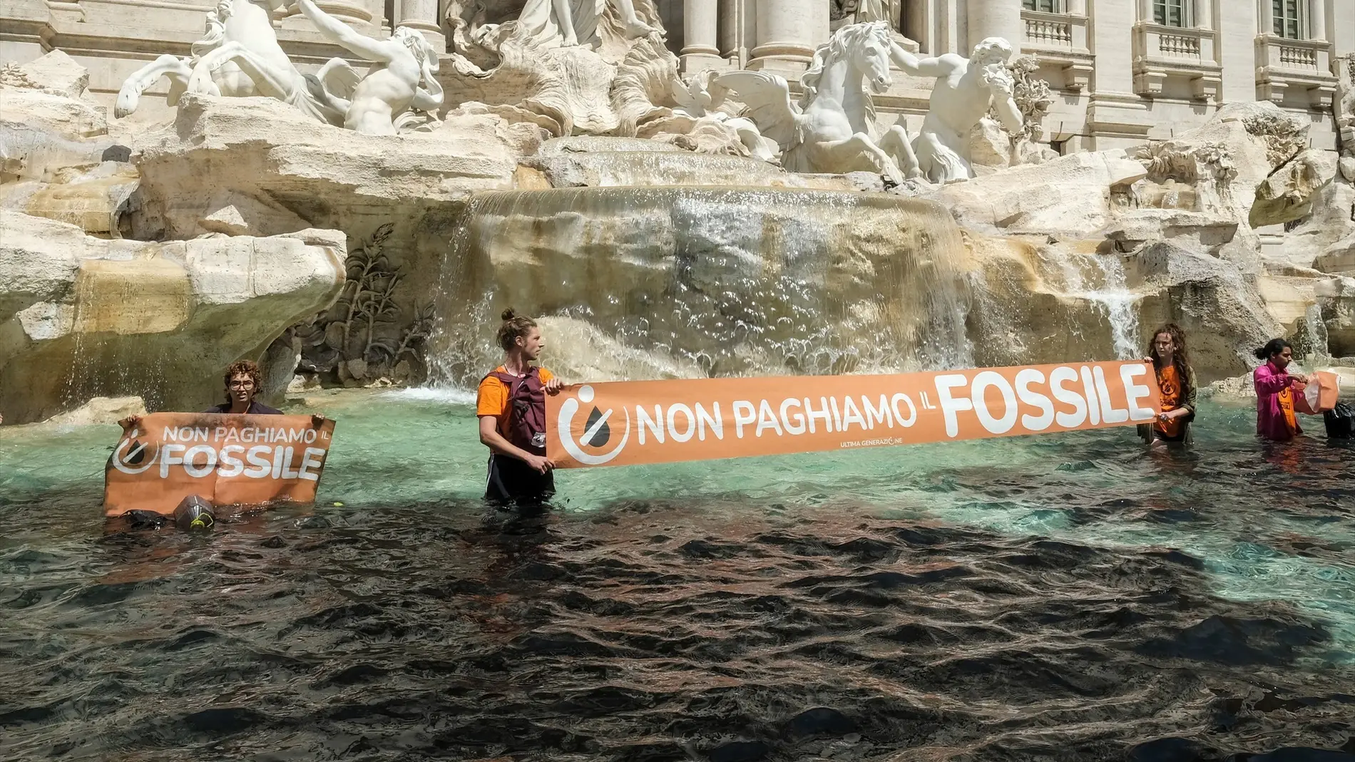 Detienen a nueve activistas climáticos por arrojar líquido negro a la Fontana di Trevi