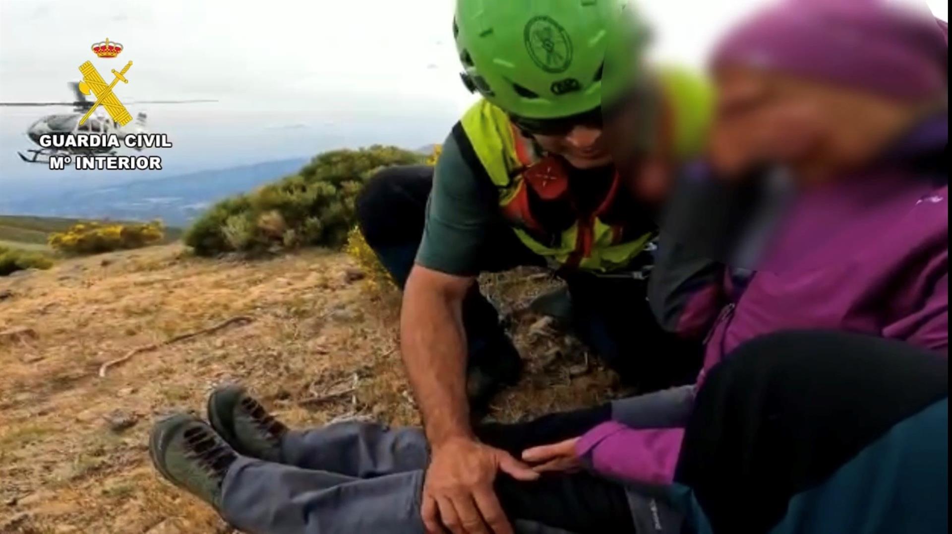 Una mujer de 62 años tuvo que ser rescatada en helicóptero por la Guardia Civil en una ruta en Guijo de Santa Bárbara Una mujer de 62 años tuvo que ser rescatada en helicóptero por la Guardia Civil en una ruta en Guijo de Santa Bárbara