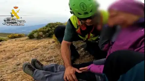 Una mujer de 62 años tuvo que ser rescatada en helicóptero por la Guardia Civil en una ruta en Guijo de Santa Bárbara Una mujer de 62 años tuvo que ser rescatada en helicóptero por la Guardia Civil en una ruta en Guijo de Santa Bárbara
