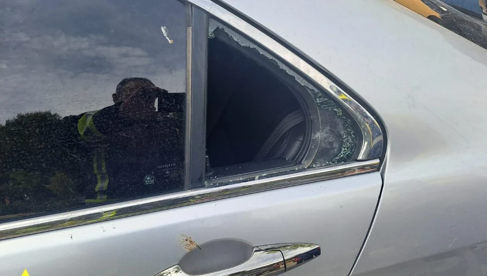 Los bomberos rompieron un cristal para abrir la puerta del coche