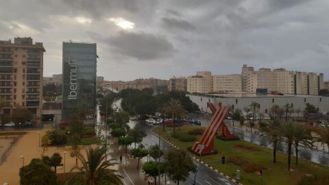 Así ha amanecido en Alicante este martes lluvioso 