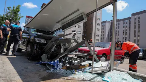 Tres personas atropelladas tras chocar un coche contra una marquesina en Vigo Tres personas atropelladas tras chocar un coche contra una marquesina en Vigo