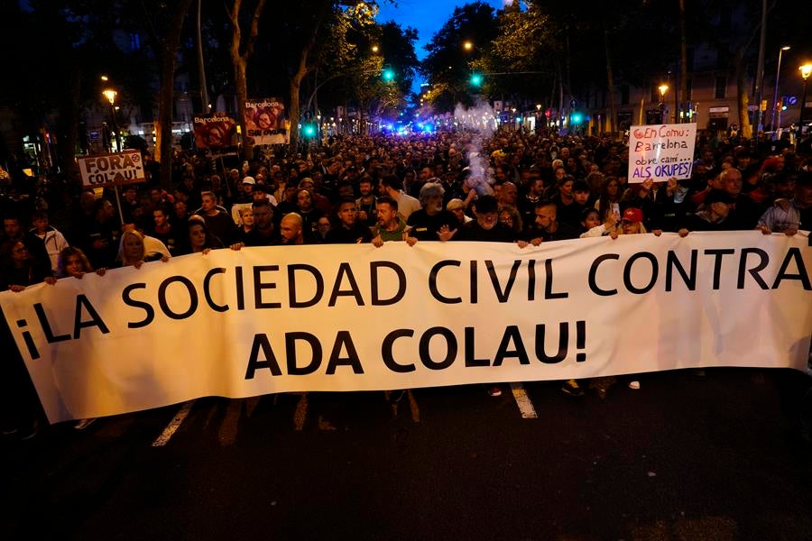 Desokupa moviliza a cientos de personas en Barcelona al grito de "Colau vete ya" Desokupa moviliza a cientos de personas en Barcelona al grito de "Colau vete ya"