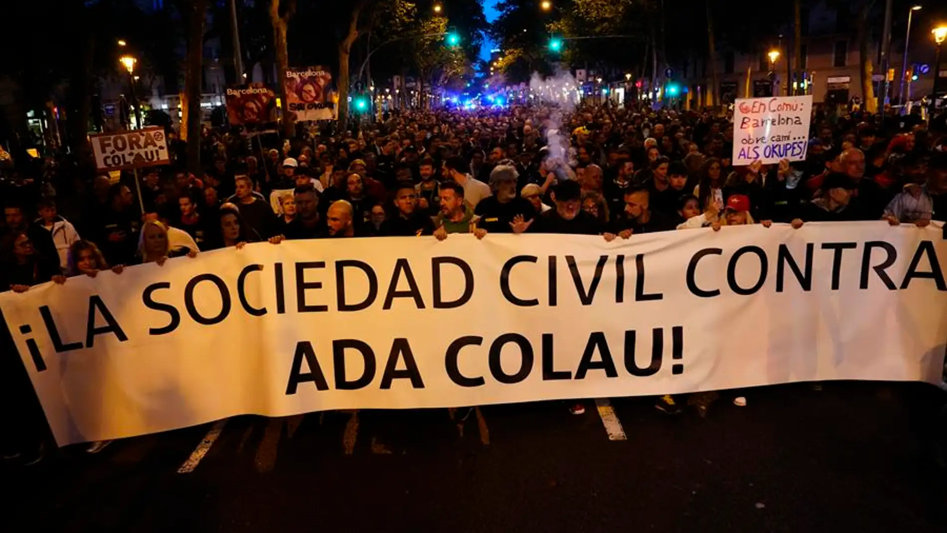 Desokupa moviliza a cientos de personas en Barcelona al grito de "Colau vete ya"