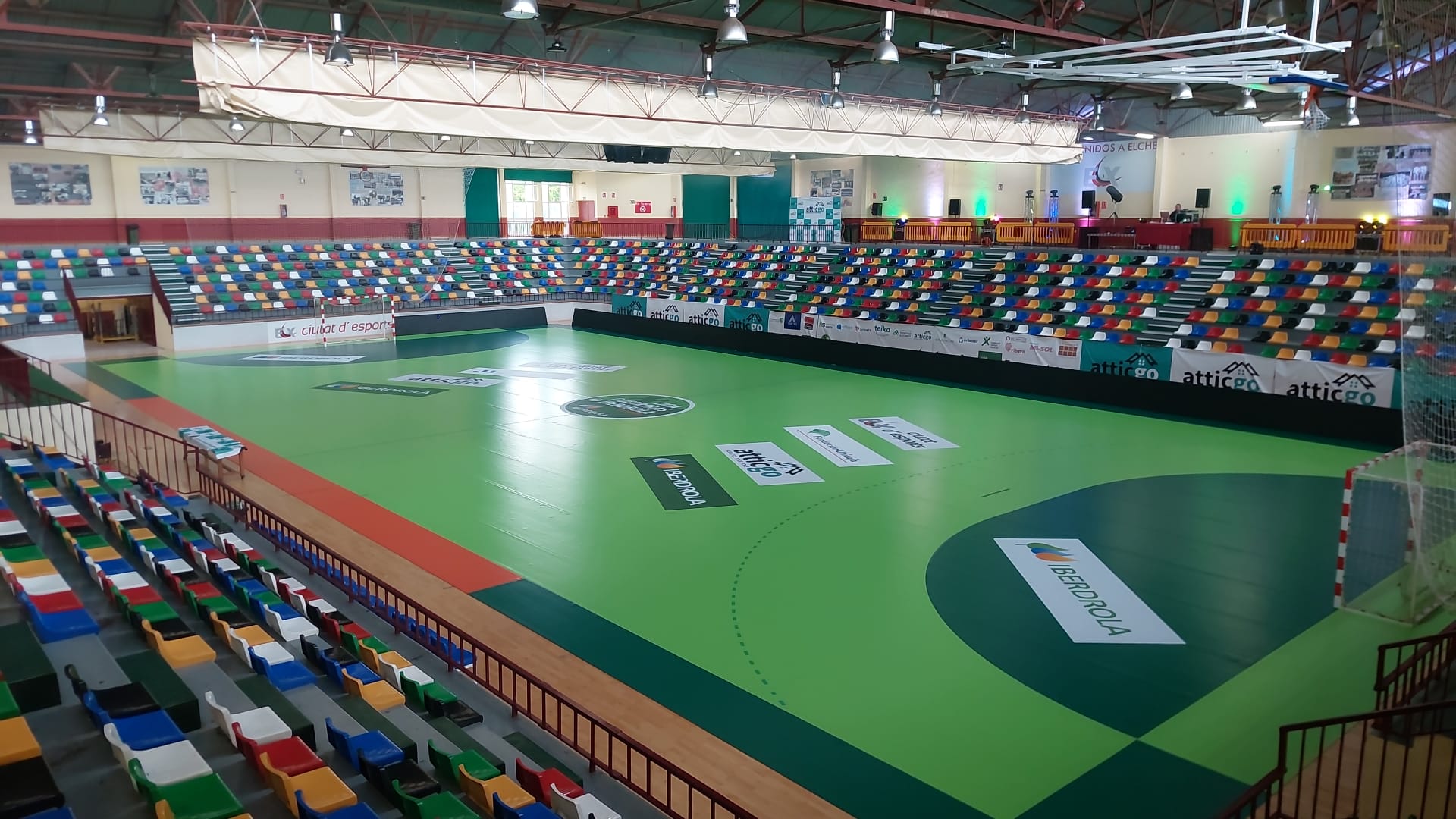 El pabellón Esperanza Lag cuelga el cartel de no hay entradas para el Atticgo Elche-Málaga El pabellón Esperanza Lag cuelga el cartel de no hay entradas para el Atticgo Elche-Málaga