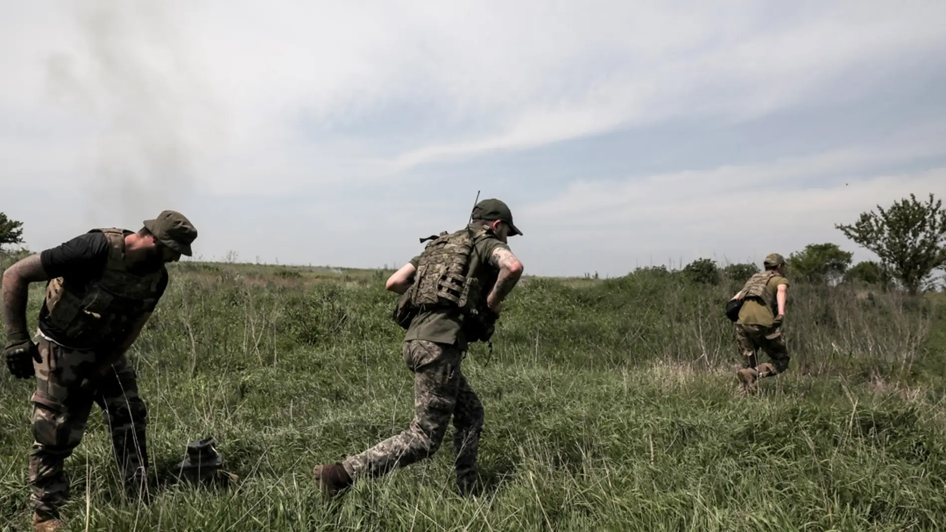 Militares ucranianos abandonan una posición cerca del frente de Bajmut. 