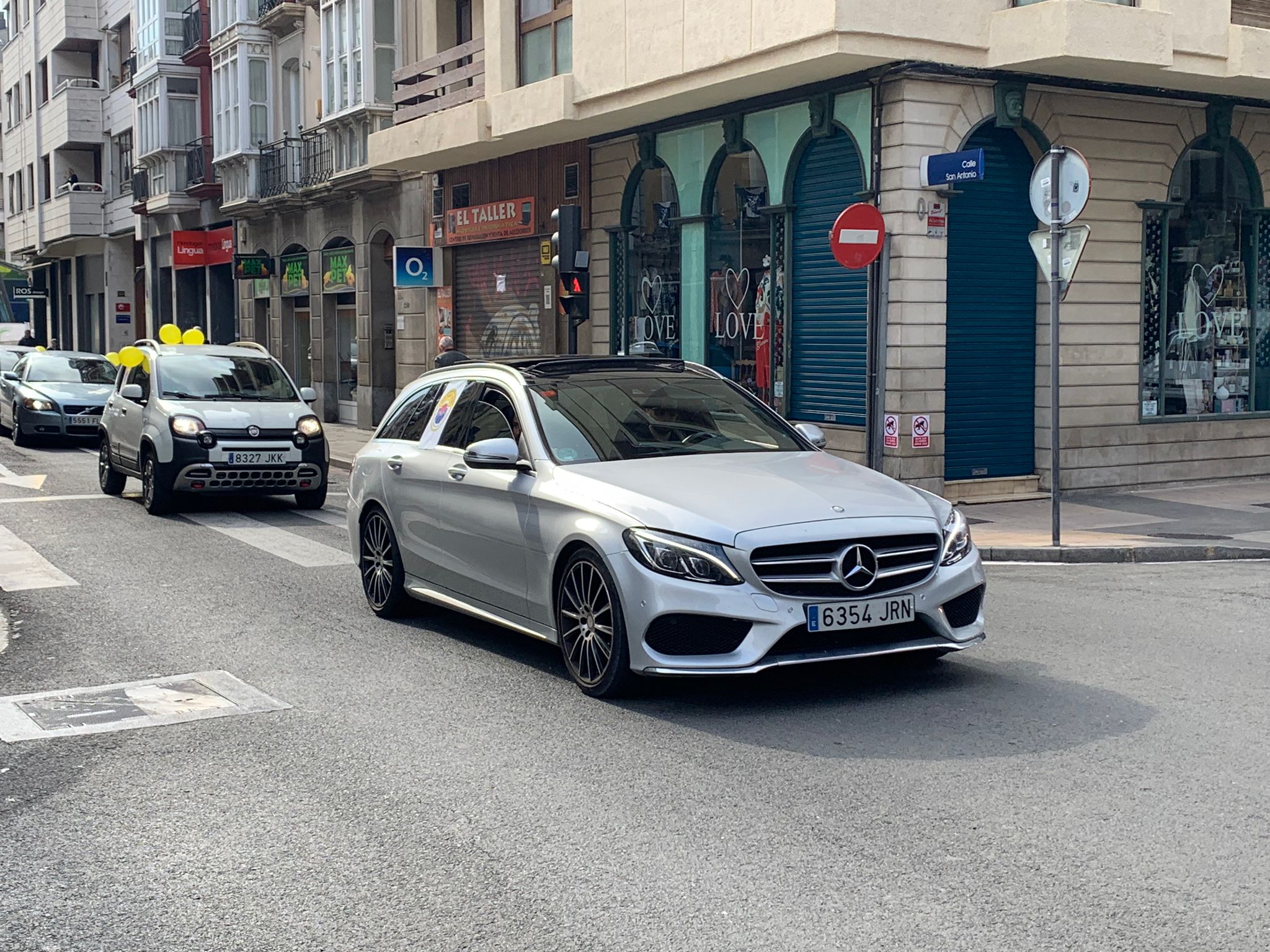 Caravanas de ertzainas complican el tráfico en las capitales vascas Caravanas de ertzainas complican el tráfico en las capitales vascas