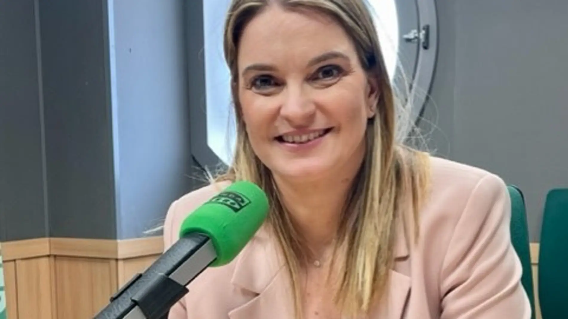 La presidenta del PP balear, Margalida Prohens, posa en los estudios de Onda Cero Mallorca