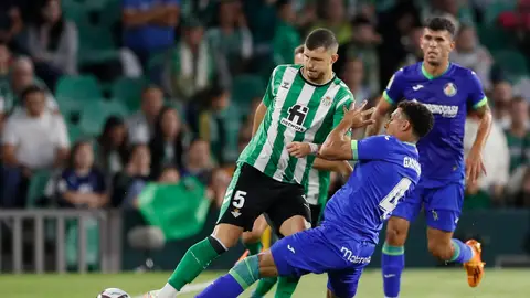 Gastón Álvarez trata de quitarle el balón a Guido Rodríguez. Gastón Álvarez trata de quitarle el balón a Guido Rodríguez.