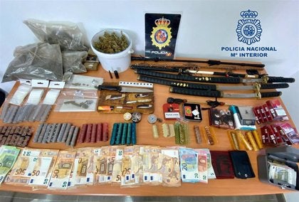 Seis detenidos por vender droga en una casa entre dos institutos de Coria del Río Seis detenidos por vender droga en una casa entre dos institutos de Coria del Río