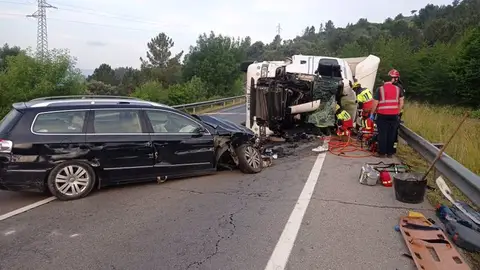 Imagen de Antena 3 Noticias en la que se da cuenta de la gravedad. Accidente Vilamartín de Valdeorras
