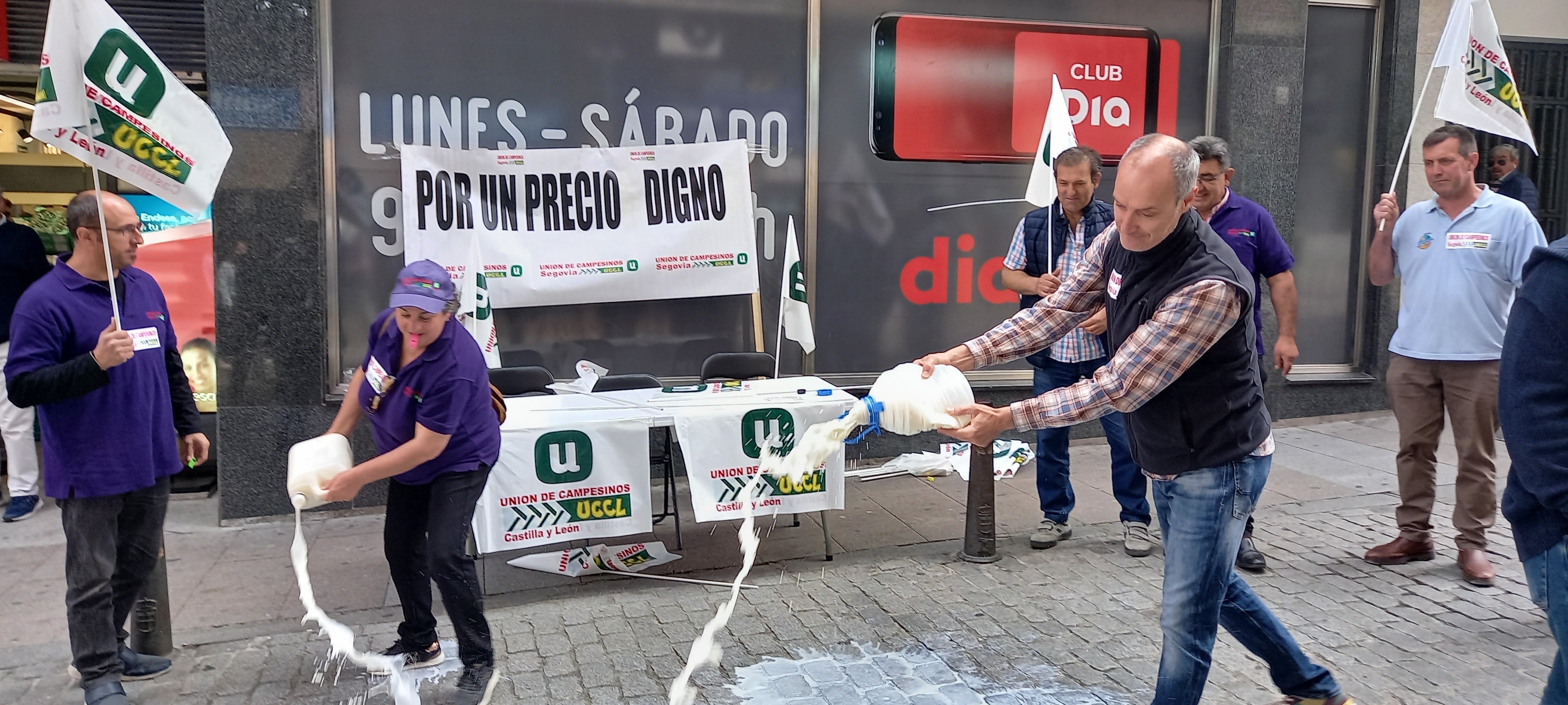 Los ganaderos de leche se concentran para escenificar la ruina del sector Los ganaderos de leche se concentran para escenificar la ruina del sector