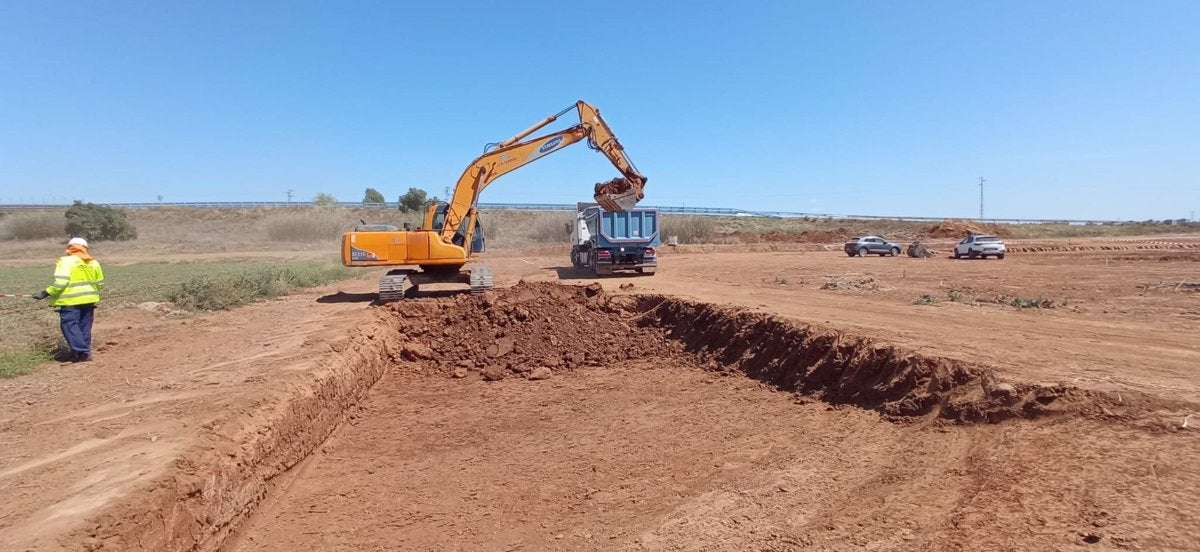 La Junta y el Ayuntamiento de Sevilla se reúnen este martes para abordar los plazos de las obras de la nueva línea y los cortes de tráficos necesarios La Junta y el Ayuntamiento de Sevilla se reúnen este martes para abordar los plazos de las obras de la nueva línea y los cortes de tráficos necesarios