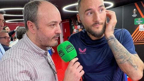 Nemanja Gudelj, con Jos&eacute; Manuel Jim&eacute;nez, en la zona mixta del Estadio Ram&oacute;n S&aacute;nchez-Pizju&aacute;n.