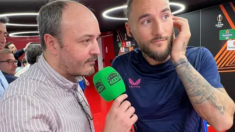 Nemanja Gudelj, con José Manuel Jiménez, en la zona mixta del Estadio Ramón Sánchez-Pizjuán. Nemanja Gudelj, con José Manuel Jiménez, en la zona mixta del Estadio Ramón Sánchez-Pizjuán.